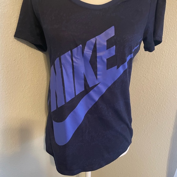 The Nike Tee Athletic Cut - Picture 1 of 3